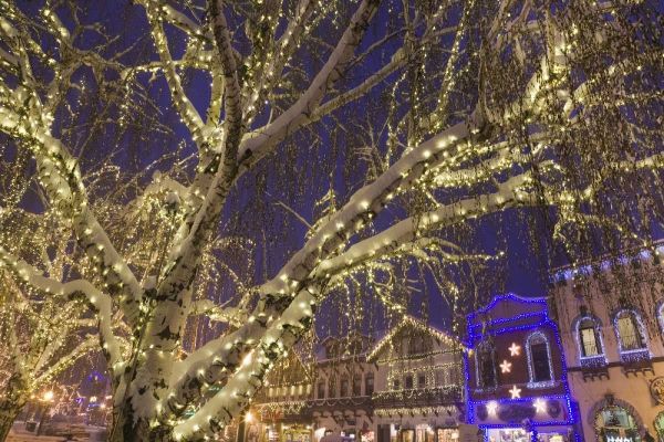 WA, Leavenworth Christmas lights line the town